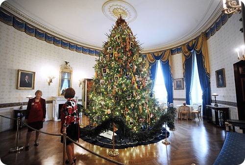 White House Christmas Decorations from diynewlyweds.com on TWE Top 10