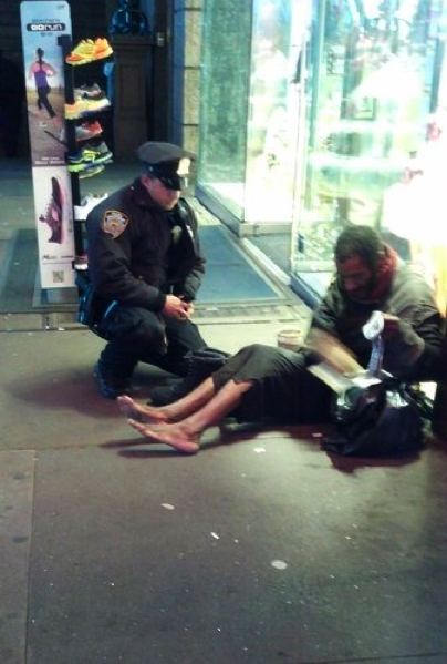 NYPD Officer Lawrence DePrimo buys new boots for a homeless man in Times Square | Photo: Jennifer Foster