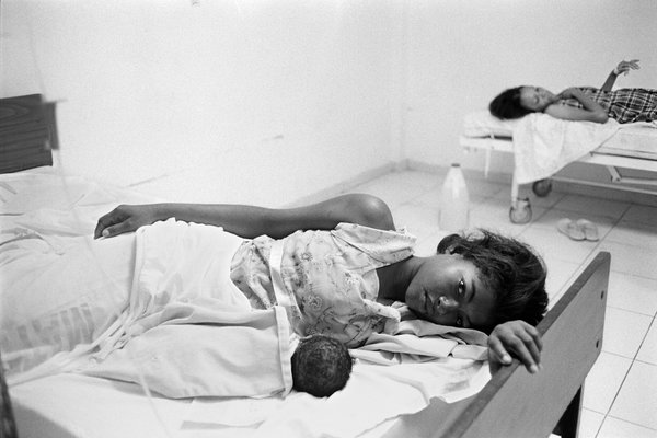 Patient and Newborn in San Cristobal, Dominican Republic/Photo: Alice Proujansky