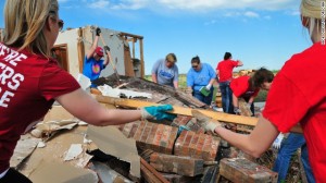 Oklahoma teachers from Fairview Elem. cleaning up former school, May 22, 2013/Photo: CNN