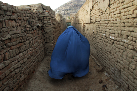 Woman in alley in Afghanistan/Photo: Heidi Levine