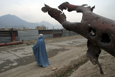 Afghan woman begging for food/Photo: Heidi Levine/Sipa Press