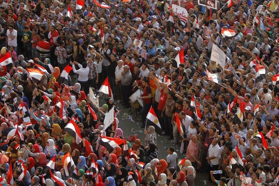 Egyptian men surround women protesters/buzzfeed.com
