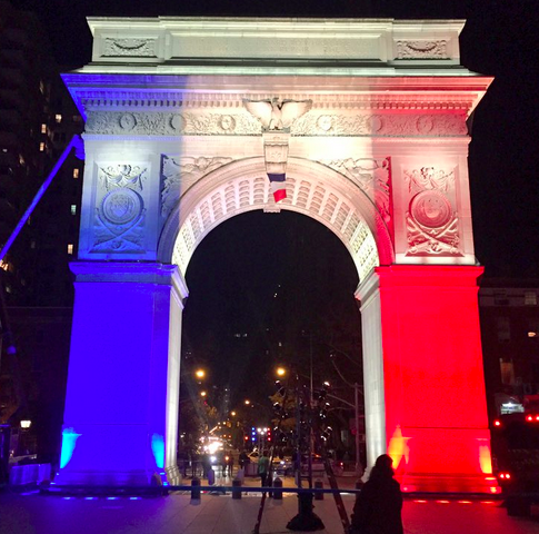 Washington Square in New York City lit up to honor victims in French attacks/Photo: Polly Mosendz
