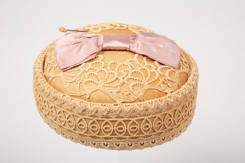 Bergdorf Goodman, cream and pink pillbox hat, circa 1965. Gift of Mrs. Ephraim London, Mrs. Rowland Mindlin and Mrs. Walter Eytan in Memory of Mrs. M. Lincoln Schuster, @The Museum at FIT